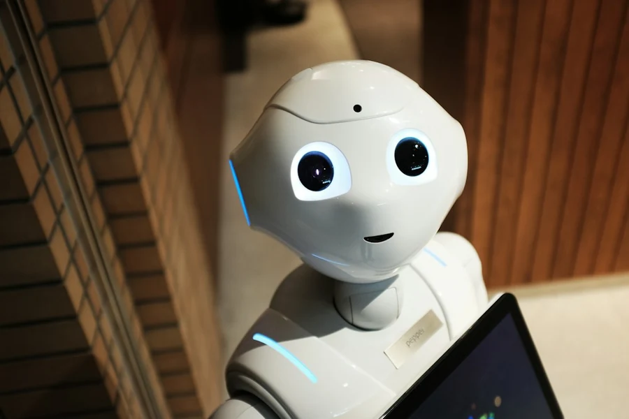Robot humanoide como imagen ilustrativa de inteligencia artificial